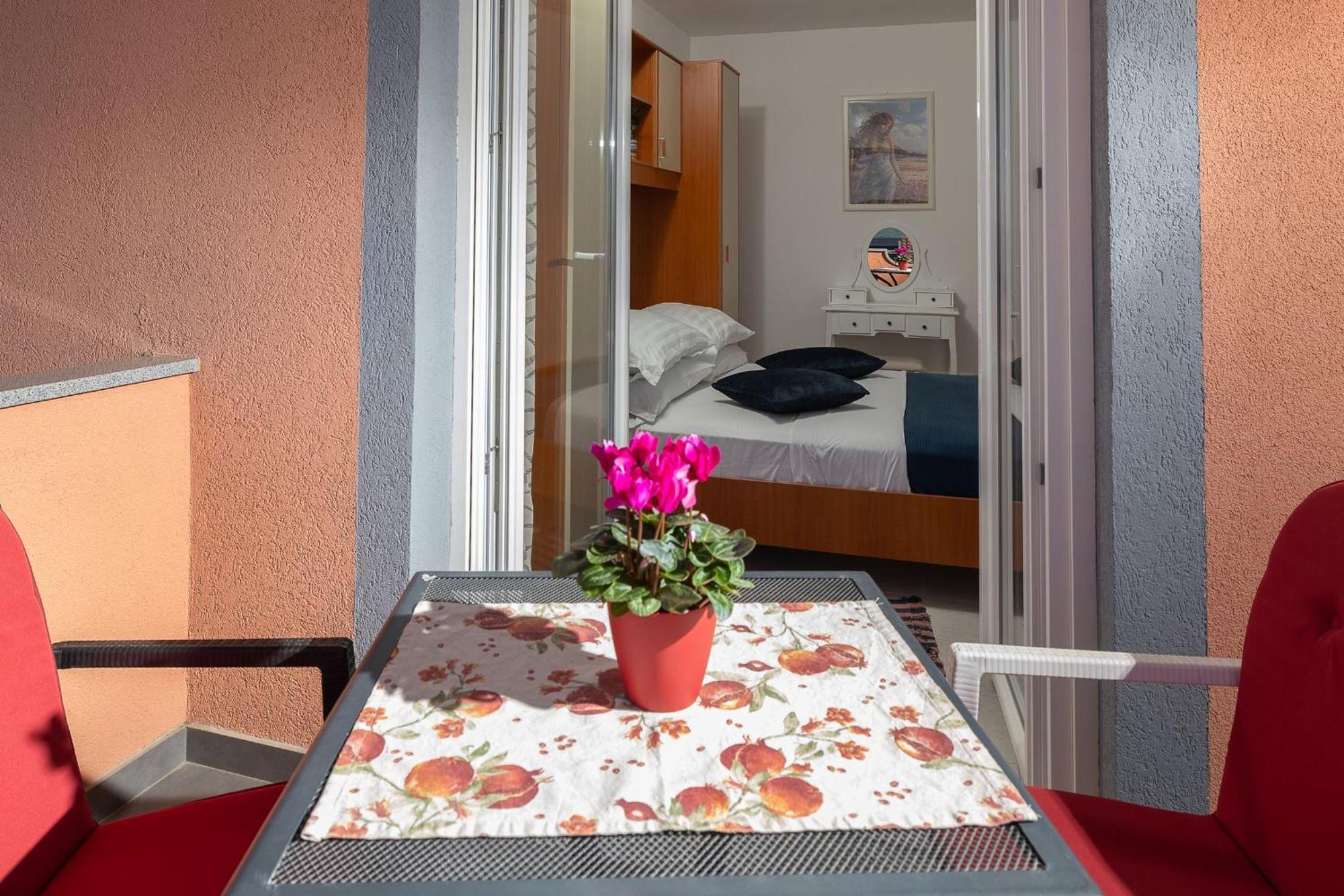 Apartments Mikanovic Crikvenica Exterior photo